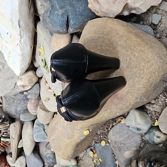 Vince Camuto wedge heel pump with bow - Picture 6 of 8